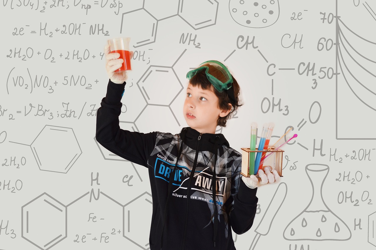 professor de química dando aula  de química para ensino fundamental, em Moema e Pirituba, em um ambiente profissional.
