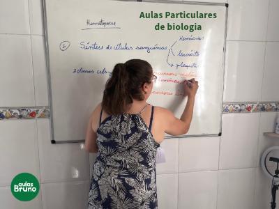 Um professor particular de Biologia ensina conteúdos abrangentes, desde os fundamentos da citologia e genética até temas avançados como ecologia e fisiologia humana.